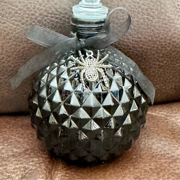 Round Black Glass Potion Bottle with Metal Spider Charm - Picture 4 of 11